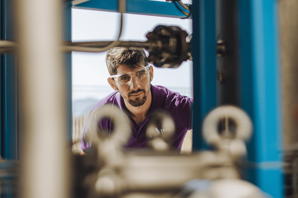 Engineer check eletrolyser